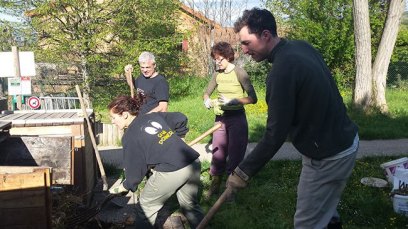 Des habitants s'occupent du compost collectif (Photo Mairie de Saillans).